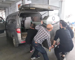 洛陽翟總周末開車來廠拉設(shè)備 多功能電磁炒板粟機(jī) 洛陽翟總周末開車來廠拉設(shè)備 多功能電磁炒板粟機(jī)