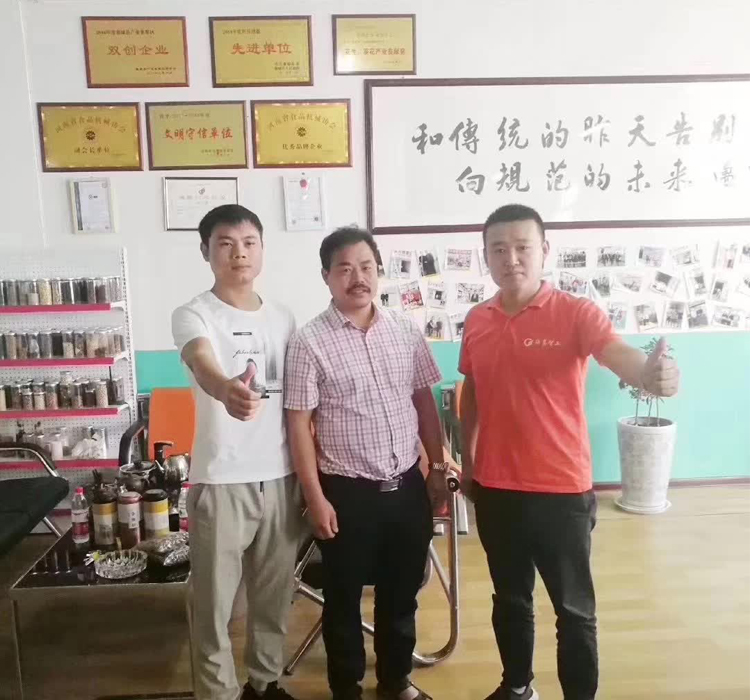 8月26日，浙江客戶來許昌智工試機(jī)后現(xiàn)場訂購全套六米電磁流水線炒貨設(shè)備