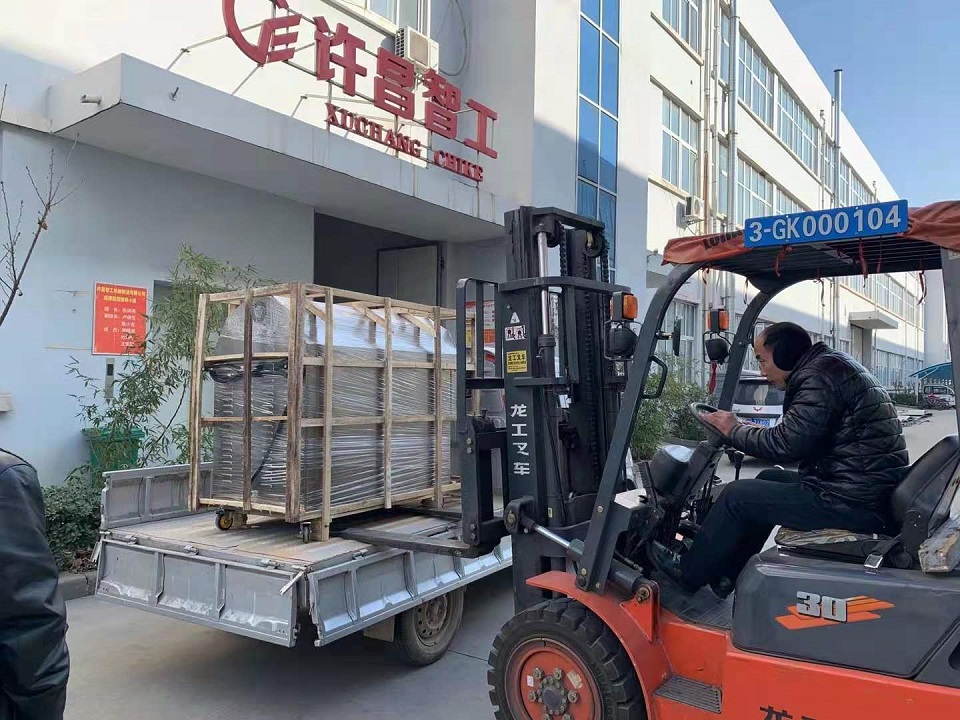 河南漯河客戶經(jīng)過半年考察對比 最終選擇許昌工30公斤炒芝麻機 并裝車?yán)? alt=